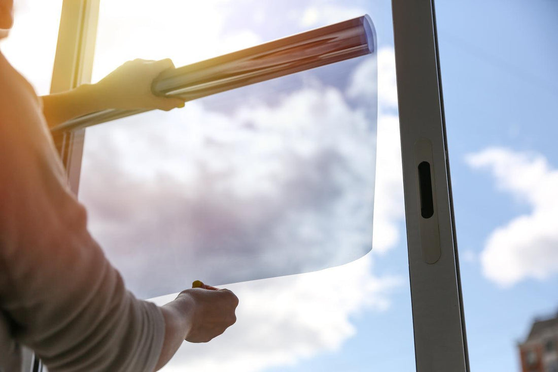 Energiebesparing en Privacy in Één: Ontdek de Perfect Cover Zonwerende Raamfolie